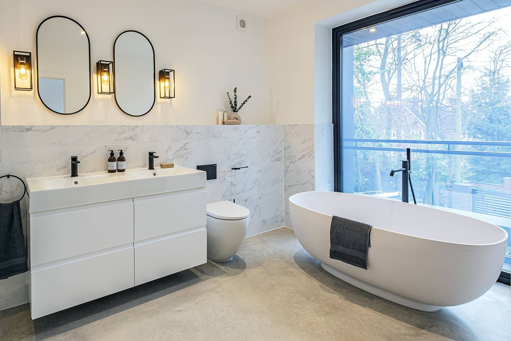 Lovelace Luxury bathroom, egg bath SMS 32